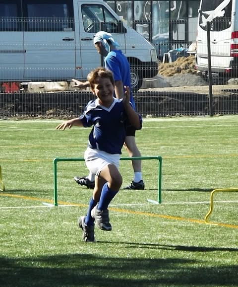 Copilul care se bucura de Rugby.