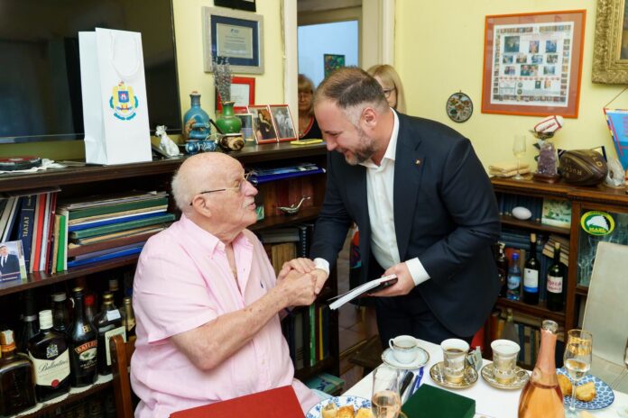 Victor Guțu, premiat de primarul Sectorului 2 București, Rareș Hopincă.