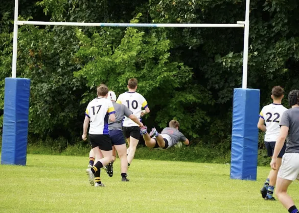 Tânărul taloner marchează contra Leinster U18 Nord.
