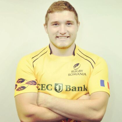 Rugby cu z&acirc;mbetul pe buze.