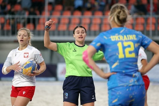 Loredana Juncănariu arbitreaza partida dintre Ucraina si Polonia la Rugby Europe Beach Rugby.
